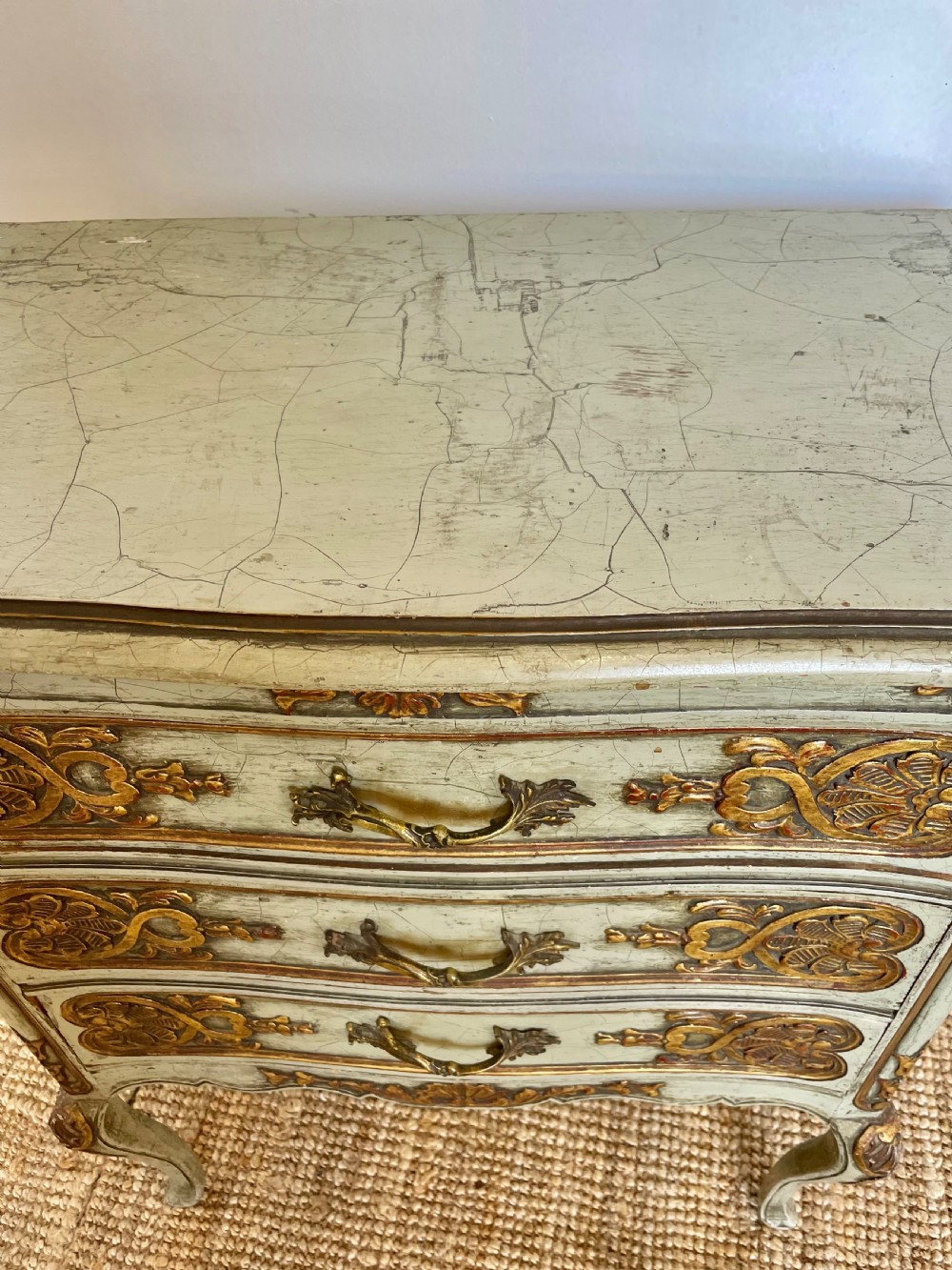 Small lacquered chest of drawers / commode 
 View X