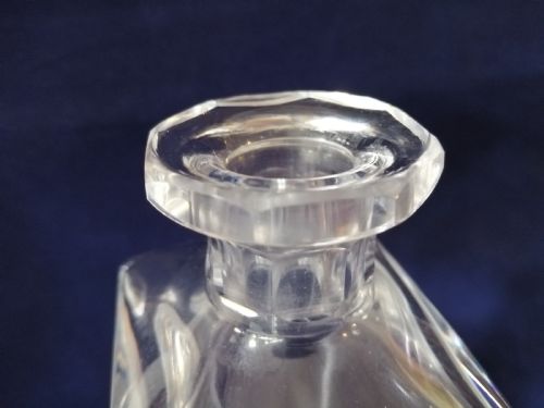 A STYLISH SOLID GLASS ART DECO STYLE SPIRIT DECANTER - ADDITIONAL PHOTO 4