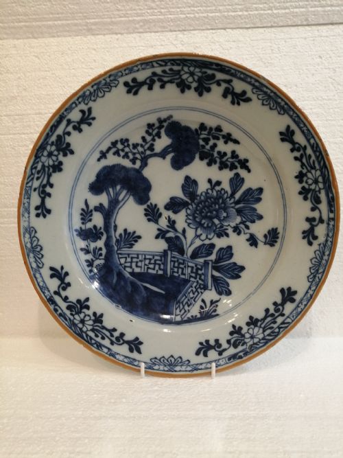 AN 18TH CENTURY DUTCH DELFT BLUE WHITE CHARGER