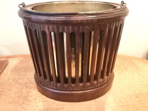 AN EXCELLENT 18TH CENTURY MAHOGANY SLATTED BUCKET