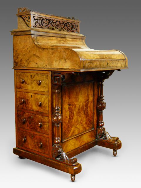 Fine Quality Victorian Burr Walnut Davenport