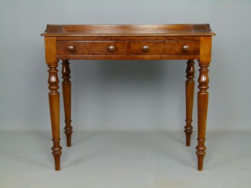 Elegant Victorian Mahogany Side Table / Washstand