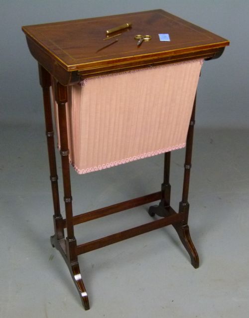 Pretty Sheraton Revival Mahogany Work Sewing / Lamp / Side Table
