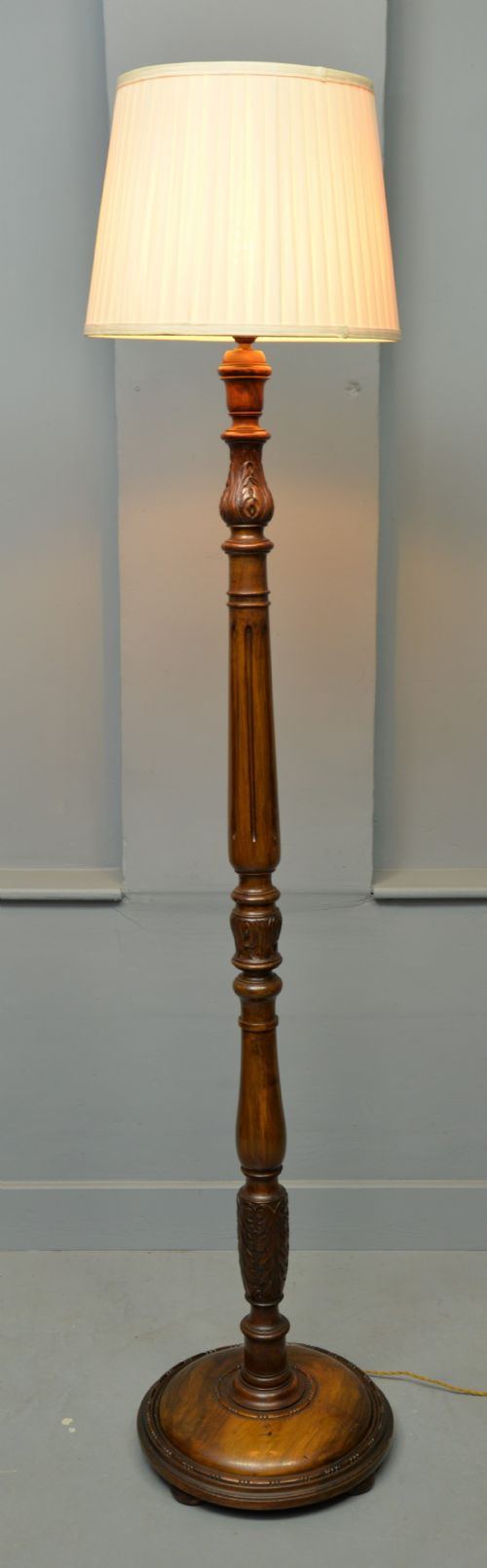 






Elegant Early 20th Century Walnut Standard Lamp