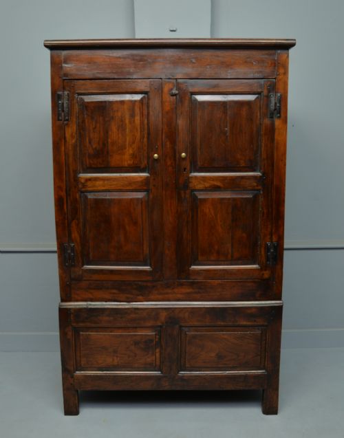 Charming 17th Century Oak Two Part Livery Cupboard / Wardrobe