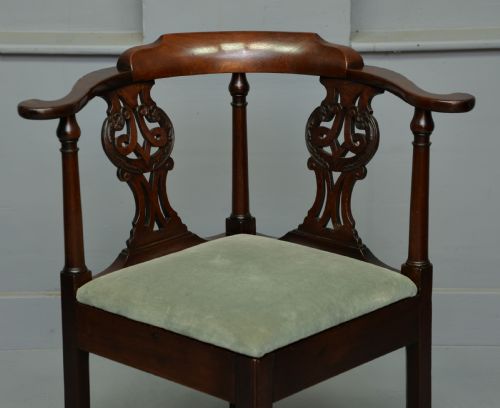fig 1. Fine Georgian Mahogany Corner Chair c1760