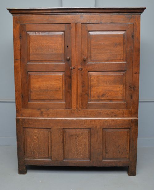 Charming 18th Century Oak Two Part Livery Cupboard / Wardrobe
