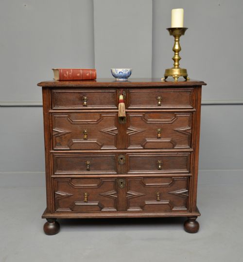 17TH CENTURY GEOMETRIC OAK CHEST OF DRAWERS - ADDITIONAL PHOTO 3