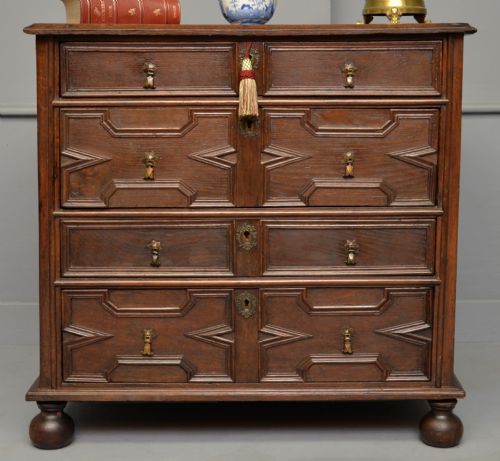 17TH CENTURY GEOMETRIC OAK CHEST OF DRAWERS - ADDITIONAL PHOTO 4