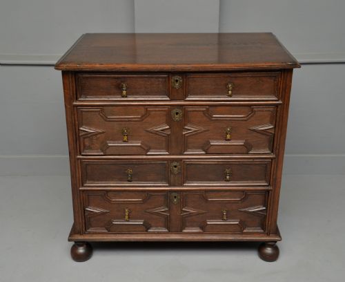 17TH CENTURY GEOMETRIC OAK CHEST OF DRAWERS - ADDITIONAL PHOTO 8