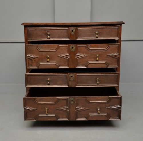 17TH CENTURY GEOMETRIC OAK CHEST OF DRAWERS - ADDITIONAL PHOTO 12