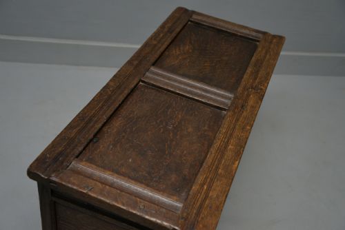 SMALL EARLY 18TH CENTURY OAK COFFER BLANKET BOX CHEST - ADDITIONAL PHOTO 4