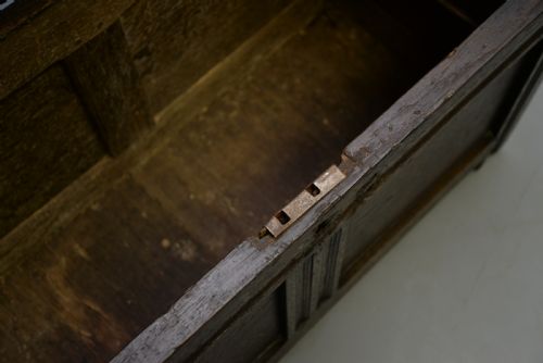 SMALL EARLY 18TH CENTURY OAK COFFER BLANKET BOX CHEST - ADDITIONAL PHOTO 9
