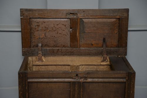 SMALL EARLY 18TH CENTURY OAK COFFER BLANKET BOX CHEST - ADDITIONAL PHOTO 12