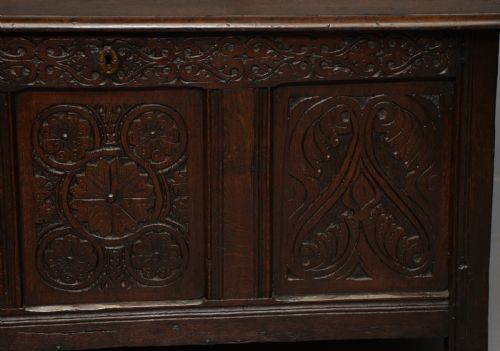 CHARMING 17TH CENTURY CARVED OAK COFFER CHEST - ADDITIONAL PHOTO 10