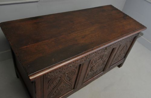 CHARMING 17TH CENTURY CARVED OAK COFFER CHEST - ADDITIONAL PHOTO 11