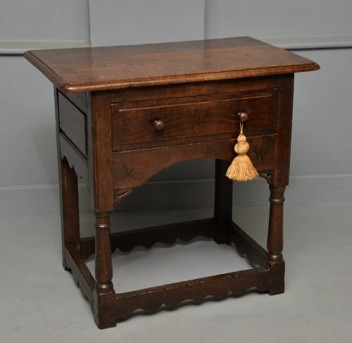 charming 17th century solid oak side lamp table - CATEGORY: ANTIQUE TABLES - DATED 17TH CENTURY