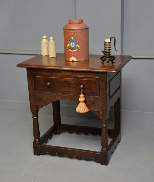 CHARMING 17TH CENTURY SOLID OAK SIDE LAMP TABLE - ADDITIONAL PHOTO 3