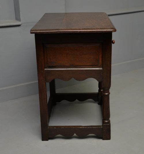 CHARMING 17TH CENTURY SOLID OAK SIDE LAMP TABLE - ADDITIONAL PHOTO 10
