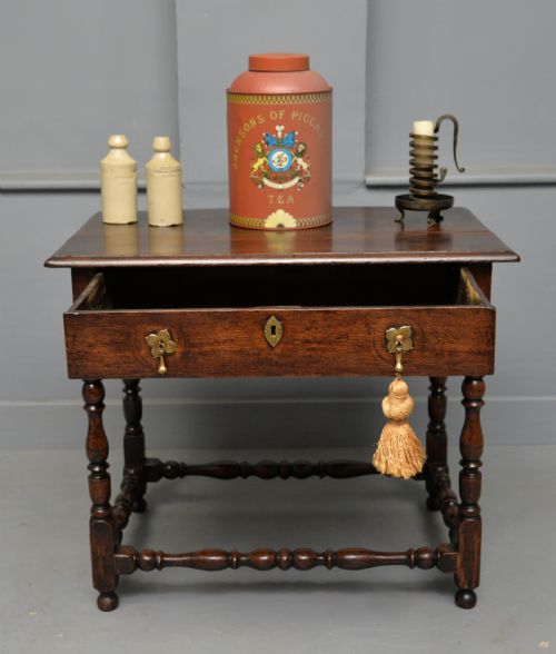CHARMING 17TH CENTURY OAK SIDE TABLE - ADDITIONAL PHOTO 3