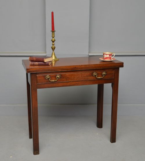 elegant georgian mahogany tea side table - CATEGORY: ANTIQUE TABLES - DATED 18TH CENTURY