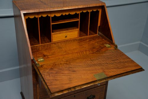 SMALL GEORGIAN REVIVAL INLAID SATINWOOD BUREAU DESK - ADDITIONAL PHOTO 4