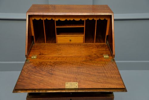 SMALL GEORGIAN REVIVAL INLAID SATINWOOD BUREAU DESK - ADDITIONAL PHOTO 12