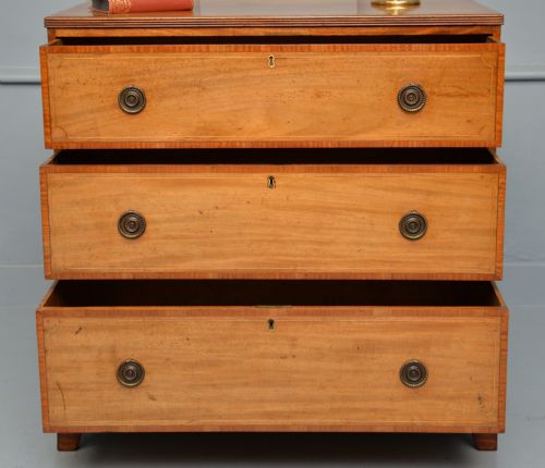 SUPERB GEORGE III SATINWOOD MAHOGANY INLAID CHEST OF DRAWERS - ADDITIONAL PHOTO 2