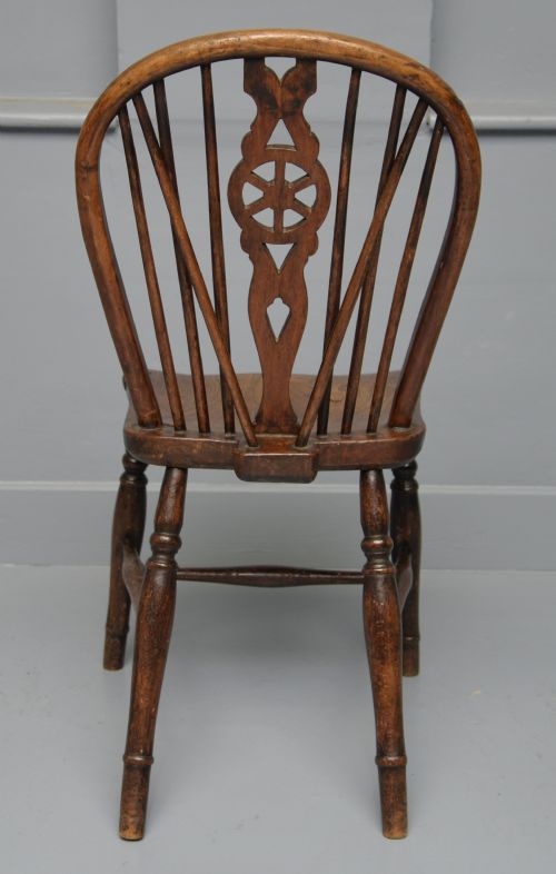 CHARMING EARLY 19TH CENTURY ELM WHEELBACK WINDSOR CHAIR - ADDITIONAL PHOTO 4
