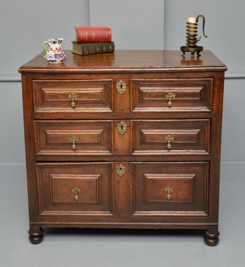 william and mary late 17th century oak chest of drawers - CATEGORY: ANTIQUE CHEST OF DRAWERS - DATED 17TH CENTURY