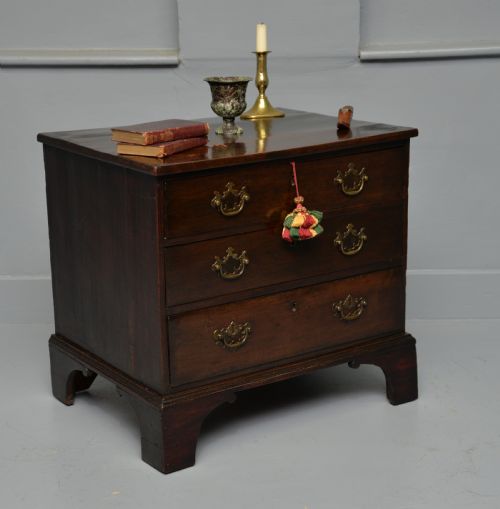 CHARMING SMALL GEORGIAN MAHOGANY CHEST OF DRAWERS - ADDITIONAL PHOTO 1
