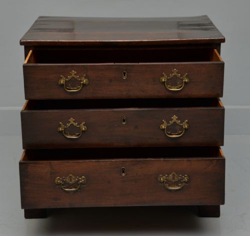 CHARMING SMALL GEORGIAN MAHOGANY CHEST OF DRAWERS - ADDITIONAL PHOTO 3