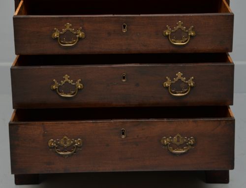 CHARMING SMALL GEORGIAN MAHOGANY CHEST OF DRAWERS - ADDITIONAL PHOTO 4