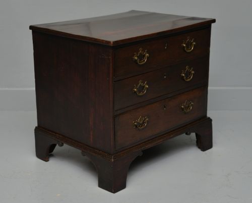CHARMING SMALL GEORGIAN MAHOGANY CHEST OF DRAWERS - ADDITIONAL PHOTO 5