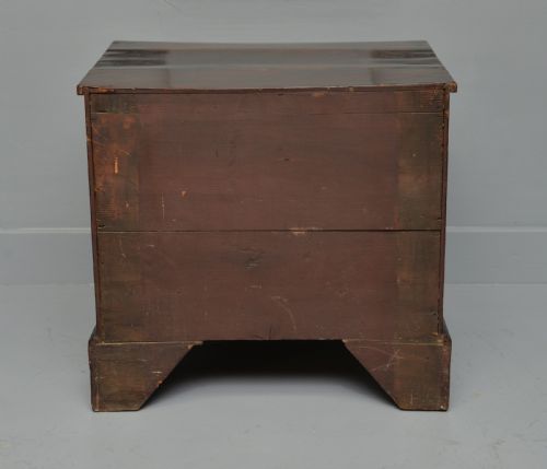 CHARMING SMALL GEORGIAN MAHOGANY CHEST OF DRAWERS - ADDITIONAL PHOTO 7