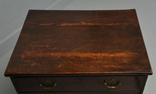 CHARMING SMALL GEORGIAN MAHOGANY CHEST OF DRAWERS - ADDITIONAL PHOTO 10