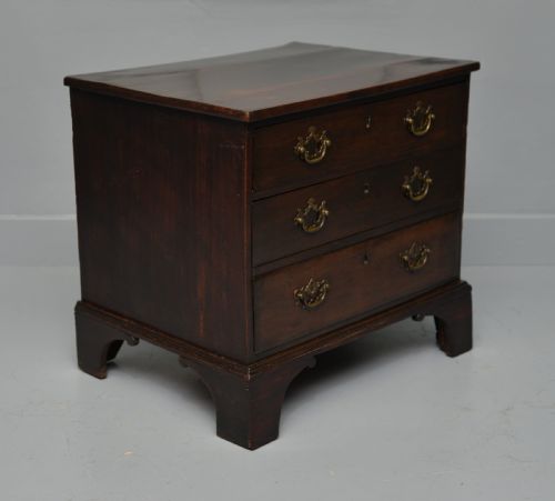 CHARMING SMALL GEORGIAN MAHOGANY CHEST OF DRAWERS - ADDITIONAL PHOTO 13