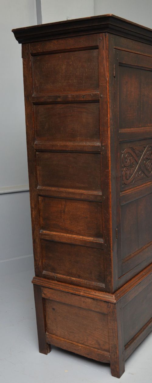 CHARMING 17TH CENTURY OAK TWO PART LIVERY CUPBOARD WARDROBE - ADDITIONAL PHOTO 14