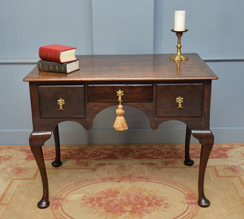 GEORGE I OAK DRESSING TABLE LOWBOY OF LARGE PROPORTIONS - ADDITIONAL PHOTO 2