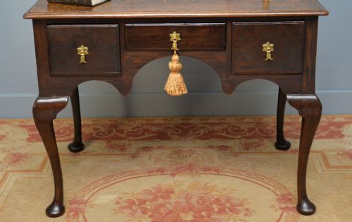 GEORGE I OAK DRESSING TABLE LOWBOY OF LARGE PROPORTIONS - ADDITIONAL PHOTO 3