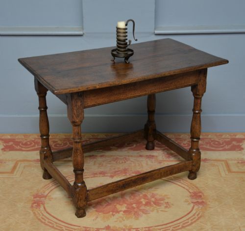 charming 17th century oak side table - CATEGORY: ANTIQUE TABLES - DATED 17TH CENTURY