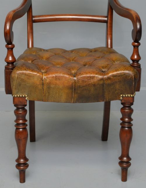 HANDSOME MID 19TH CENTURY MAHOGANY BUTTONED LEATHER DESK CHAIR - ADDITIONAL PHOTO 4