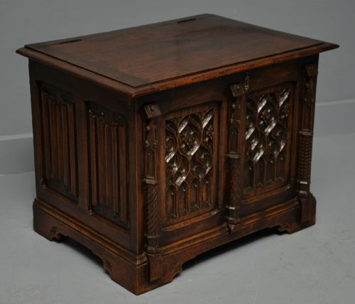 CHARMING GOTHIC REVIVAL CARVED OAK CHEST BOX - ADDITIONAL PHOTO 2
