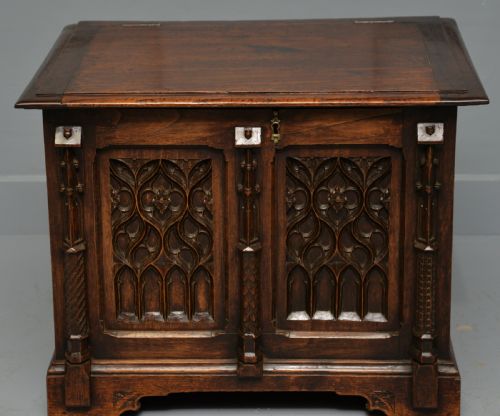 CHARMING GOTHIC REVIVAL CARVED OAK CHEST BOX - ADDITIONAL PHOTO 5