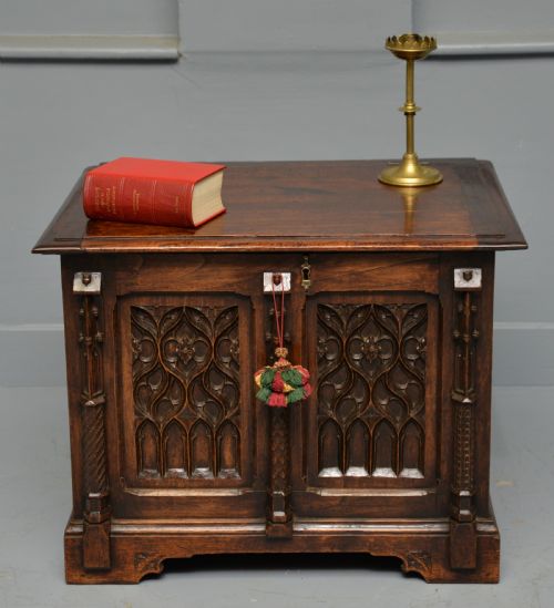 CHARMING GOTHIC REVIVAL CARVED OAK CHEST BOX - ADDITIONAL PHOTO 7