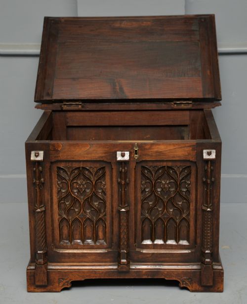 CHARMING GOTHIC REVIVAL CARVED OAK CHEST BOX - ADDITIONAL PHOTO 8