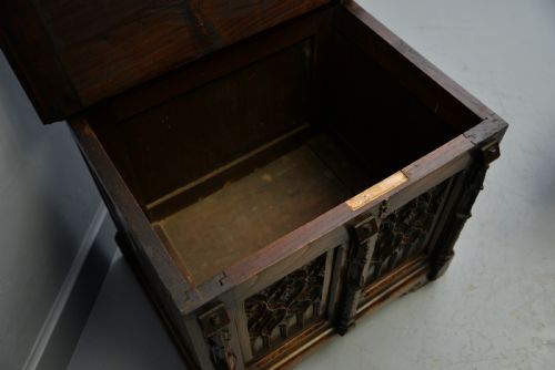CHARMING GOTHIC REVIVAL CARVED OAK CHEST BOX - ADDITIONAL PHOTO 13