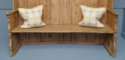 CHARMING 19TH CENTURY STRIPPED PINE SETTLE - ADDITIONAL PHOTO 3