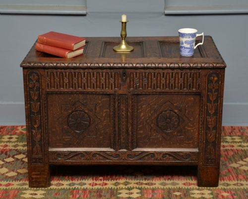CHARMING EARLY 18TH CENTURY CARVED OAK COFFER CHEST - ADDITIONAL PHOTO 3