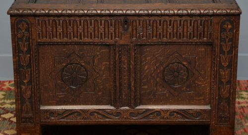 CHARMING EARLY 18TH CENTURY CARVED OAK COFFER CHEST - ADDITIONAL PHOTO 4